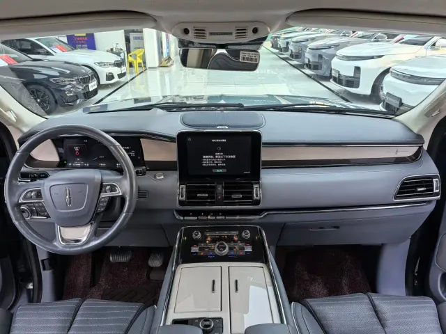 Lincoln Navigator — Фото автомобиля 7