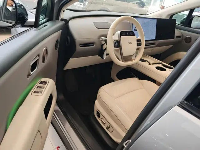 Li Auto i8 — Фото автомобиля 15