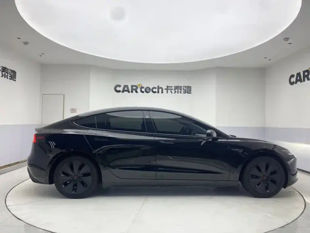 Tesla Model 3 — Фото автомобиля 4