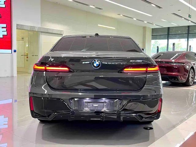 BMW i7 — Фото автомобиля 10