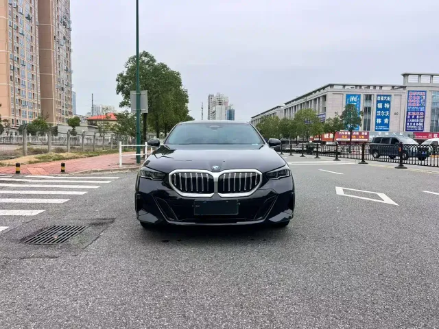 BMW 5 Series — Фото автомобиля 2