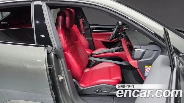 Porsche Macan Electric — Фото автомобиля 16