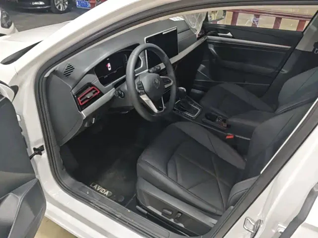 Volkswagen Lavida — Фото автомобиля 15