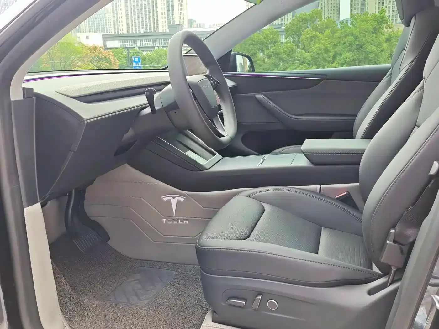 Tesla Model Y 2025 Rear-Wheel Drive — Фото автомобиля 10