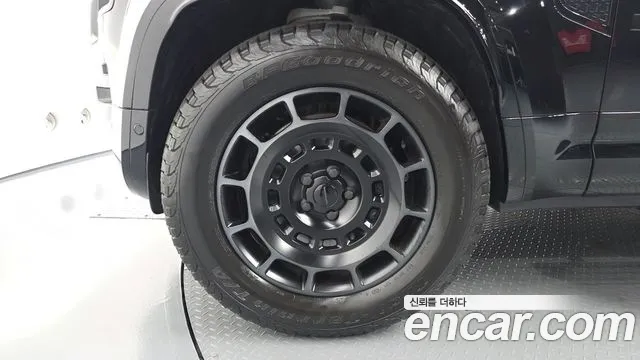 Land Rover Defender — Фото автомобиля 5
