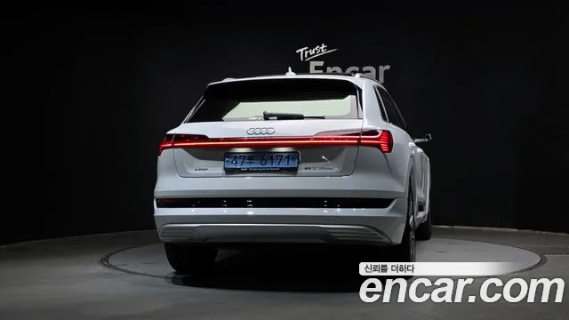 Audi e-tron — Фото автомобиля 4