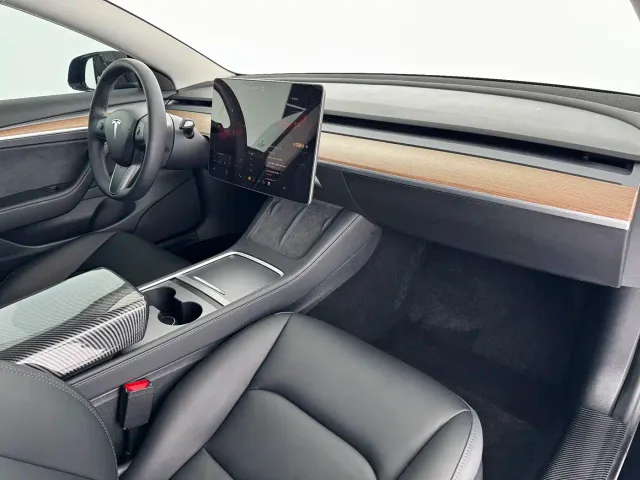 Tesla Model 3 — Фото автомобиля 8