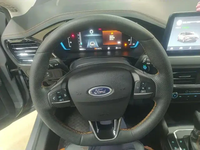 Ford Focus — Фото автомобиля 10