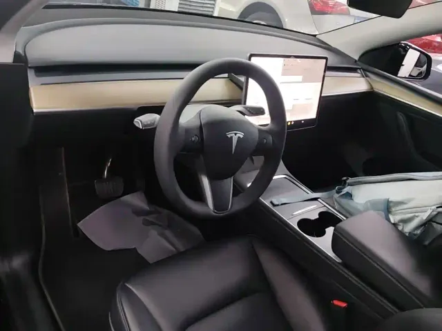 Tesla Model Y — Фото автомобиля 9