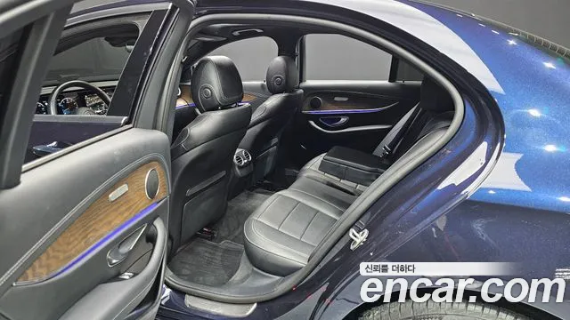 Mercedes-Benz E-Class — Фото автомобиля 12
