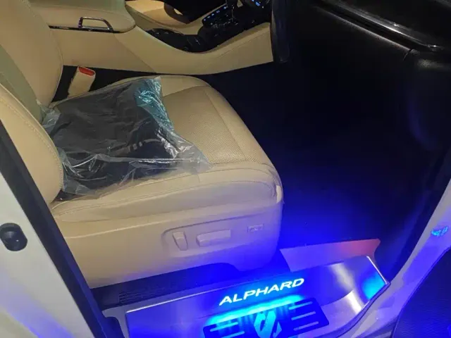 Toyota Alphard — Фото автомобиля 8