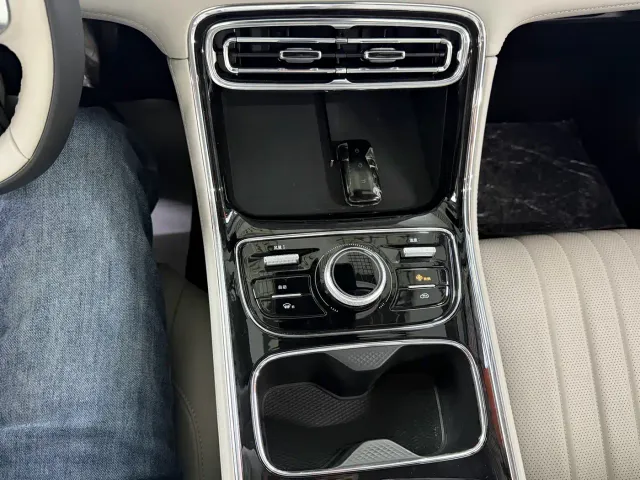 Geely Galaxy Stellar 6 — Фото автомобиля 12