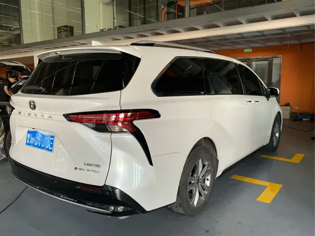 Toyota Sienna — Фото автомобиля 3
