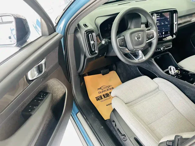 Volvo XC40 — Фото автомобиля 6