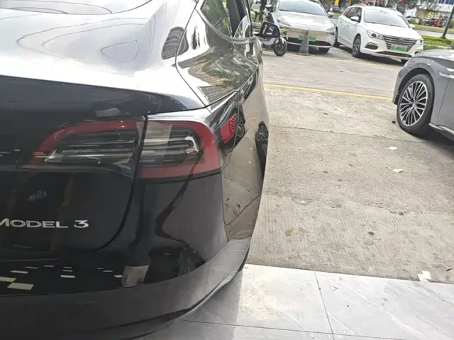 Tesla Model 3 — Фото автомобиля 7