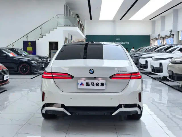 BMW 5 Series — Фото автомобиля 14
