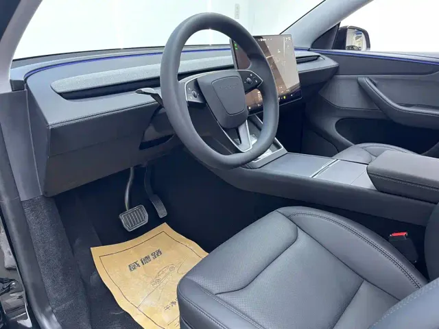 Tesla Model Y — Фото автомобиля 11