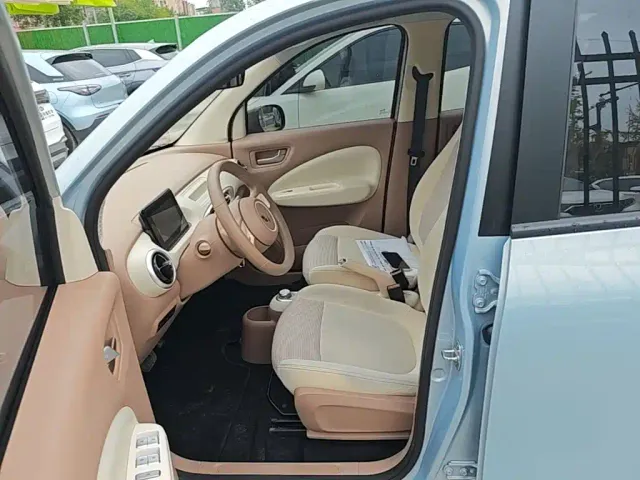 Wuling Motors Hongguang MINIEV 2025 4-Door Premium Edition — Фото автомобиля 14