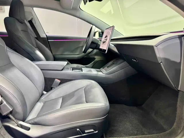 Tesla Model 3 — Фото автомобиля 16