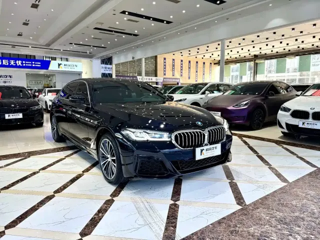 BMW BMW 5 Series 2023 530Li Leading M Sport Package — Фото автомобиля 4