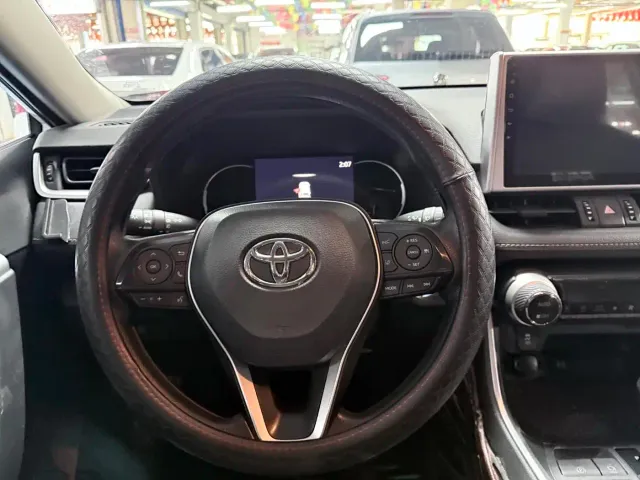 Toyota RAV4 — Фото автомобиля 11