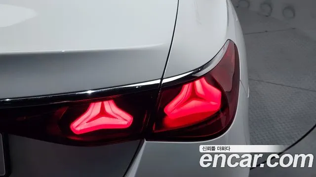 Mercedes-Benz E-Class — Фото автомобиля 23