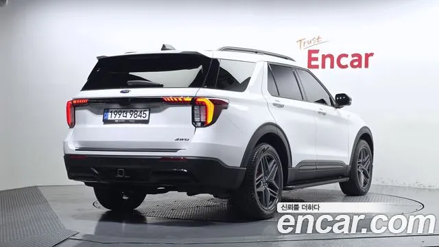 Ford Explorer — Фото автомобиля 2