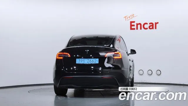Tesla Model Y — Фото автомобиля 4
