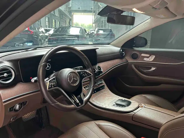 Mercedes-Benz E-Class — Фото автомобиля 16