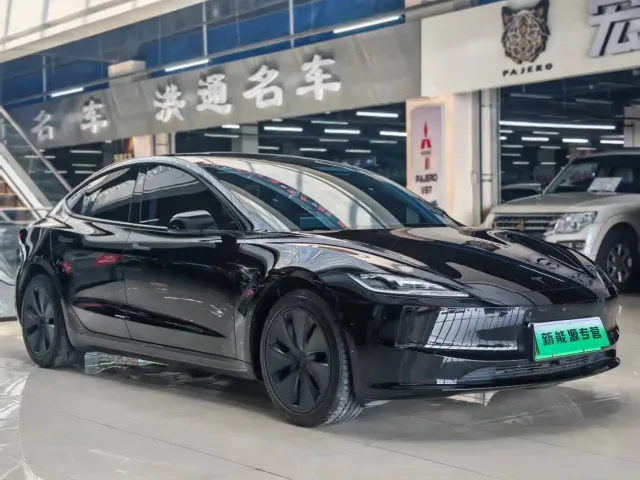 Tesla Model 3 — Фото автомобиля 2