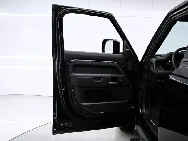 Land Rover Defender — Фото автомобиля 12