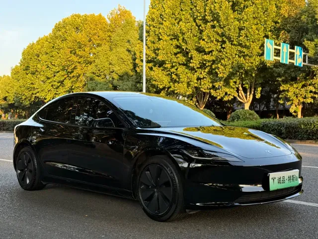 Tesla Model 3 — Фото автомобиля 7