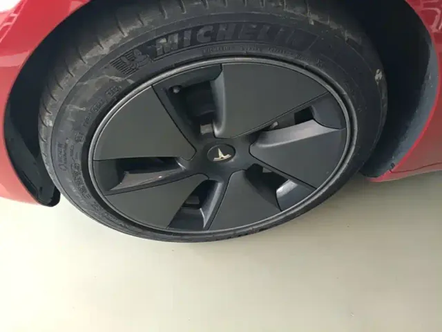Tesla Model 3 — Фото автомобиля 22
