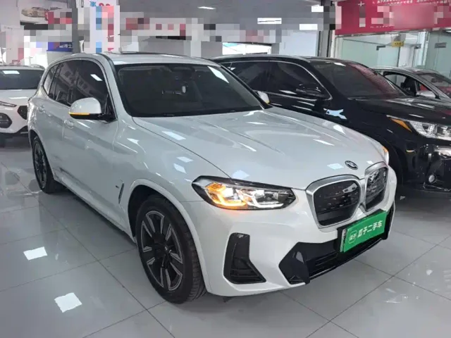BMW iX3 — Фото автомобиля 3