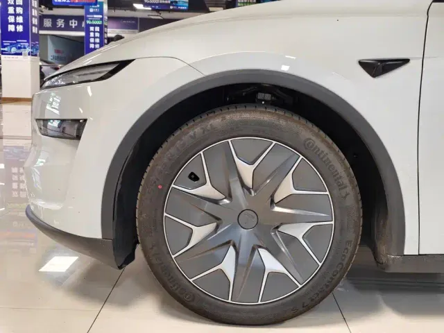 Tesla Model Y L — Фото автомобиля 4