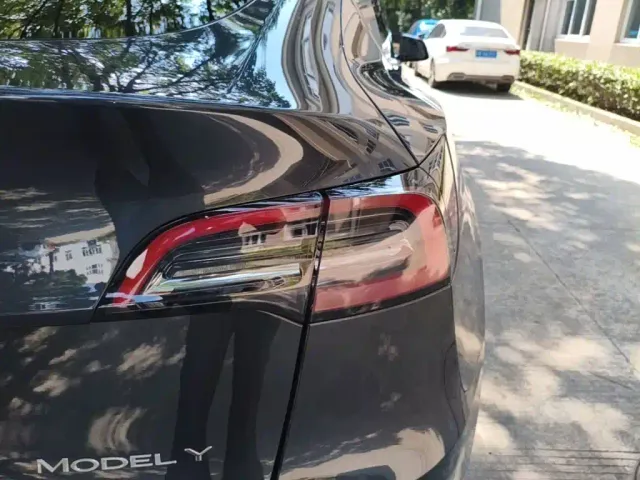 Tesla Model Y — Фото автомобиля 7