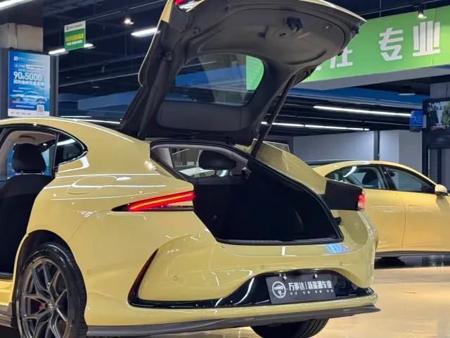 IM Motors L6 — Фото автомобиля 23