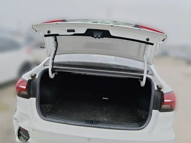 Roewe i5 — Фото автомобиля 9