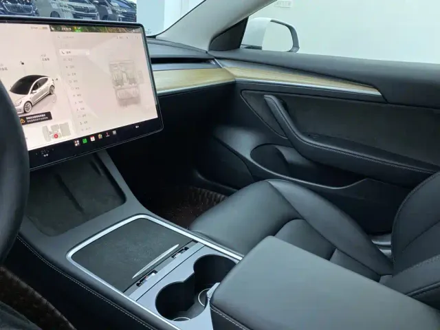 Tesla Model 3 — Фото автомобиля 27