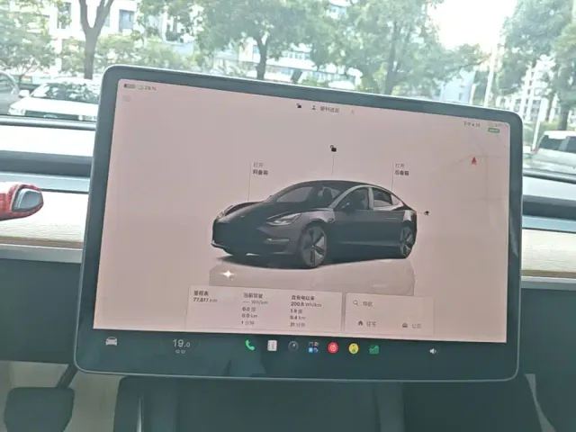 Tesla Model 3 — Фото автомобиля 12