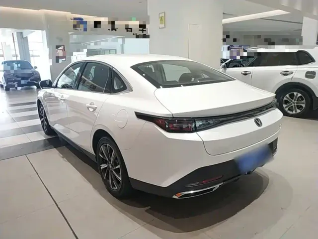 Changan Eado — Фото автомобиля 4