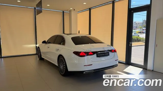 Mercedes-Benz E-Class — Фото автомобиля 2