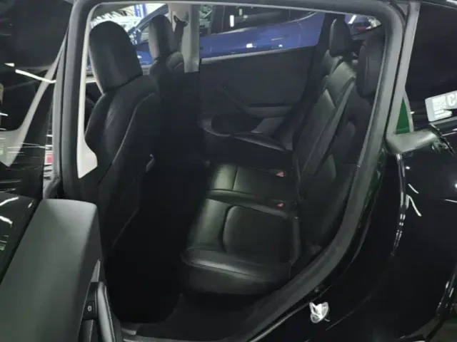 Tesla Model Y — Фото автомобиля 16