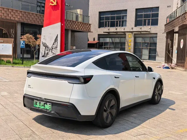 Tesla Model Y — Фото автомобиля 5