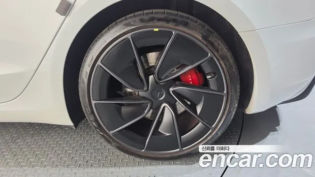 Tesla Model 3 — Фото автомобиля 5