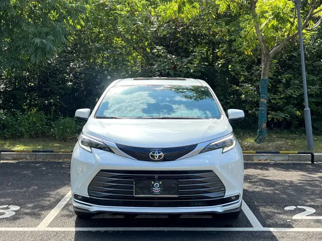 Toyota Sienna — Фото автомобиля 2