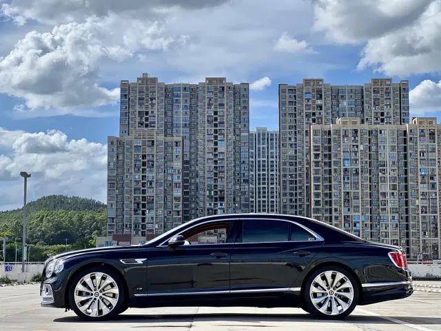 Bentley Flying Spur — Фото автомобиля 16