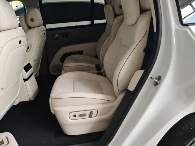 Li Auto i8 — Фото автомобиля 16