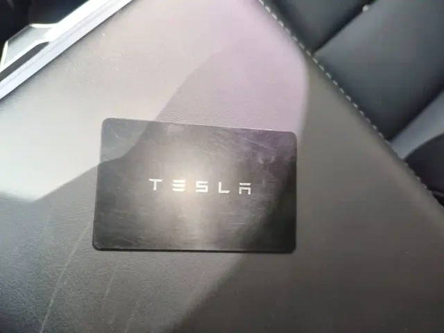 Tesla Model 3 — Фото автомобиля 16