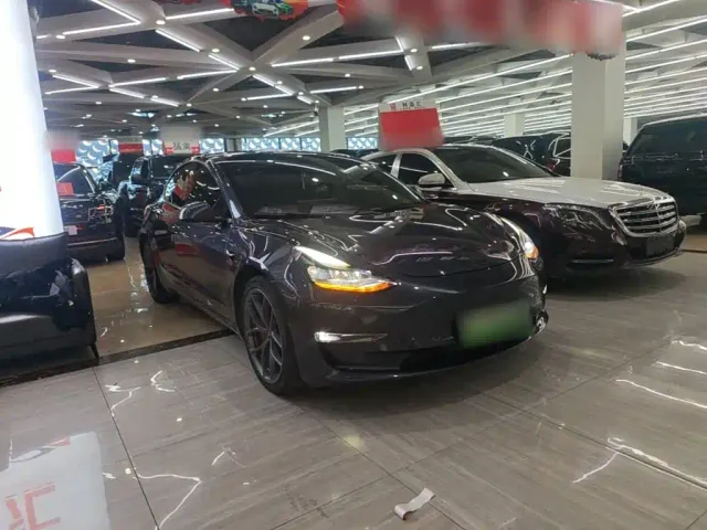 Tesla Model 3 — Фото автомобиля 3